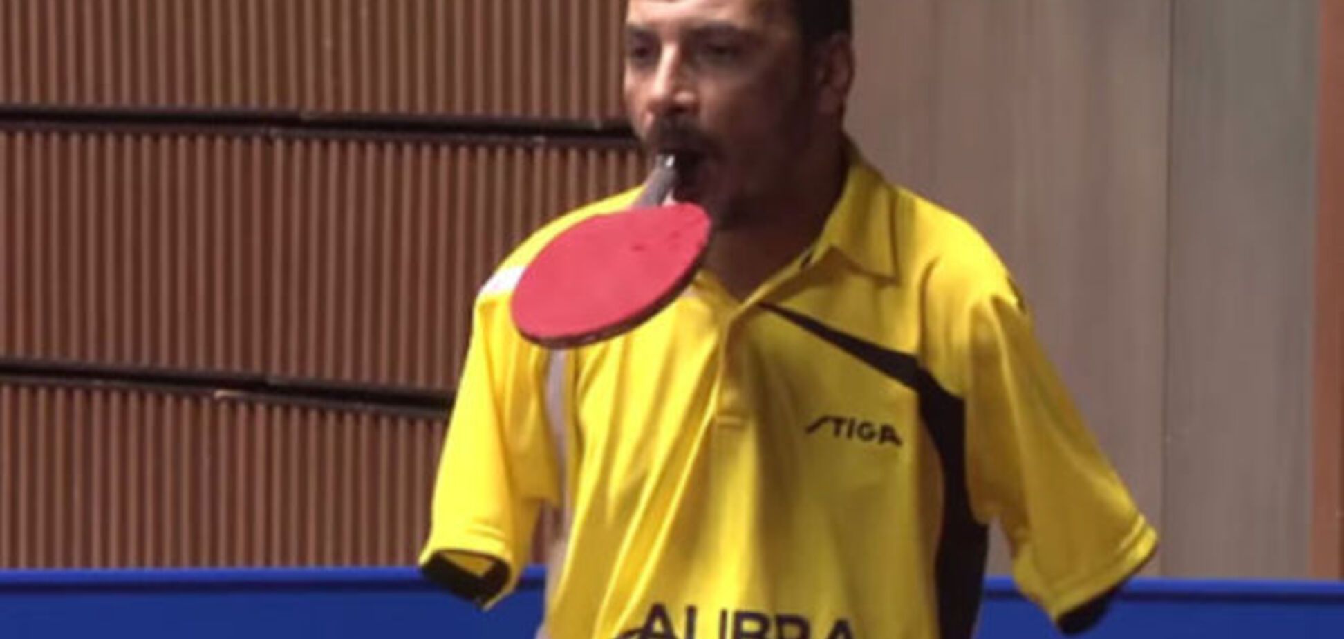 Интернет взорвало видео с безруким теннисистом, который играет с ракеткой во рту