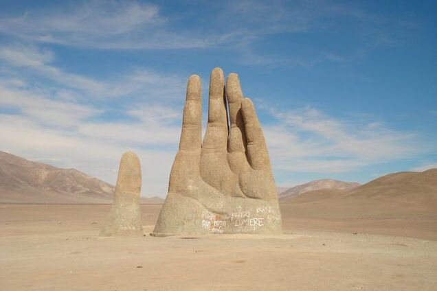 Гигантская рука 'беспомощного человека' посреди пустыни Атакама