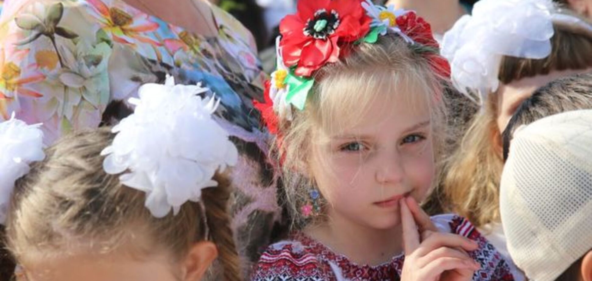 Ученики гимназии в Симферополе на 'последний звонок' пришли в вышиванках