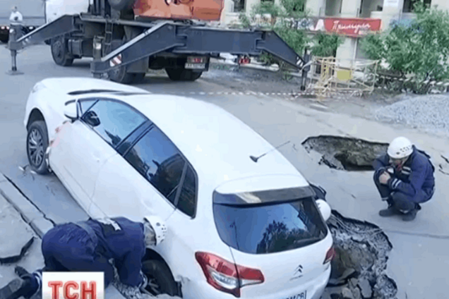 Новый провал: в Киеве машина внезапно ушла под асфальт