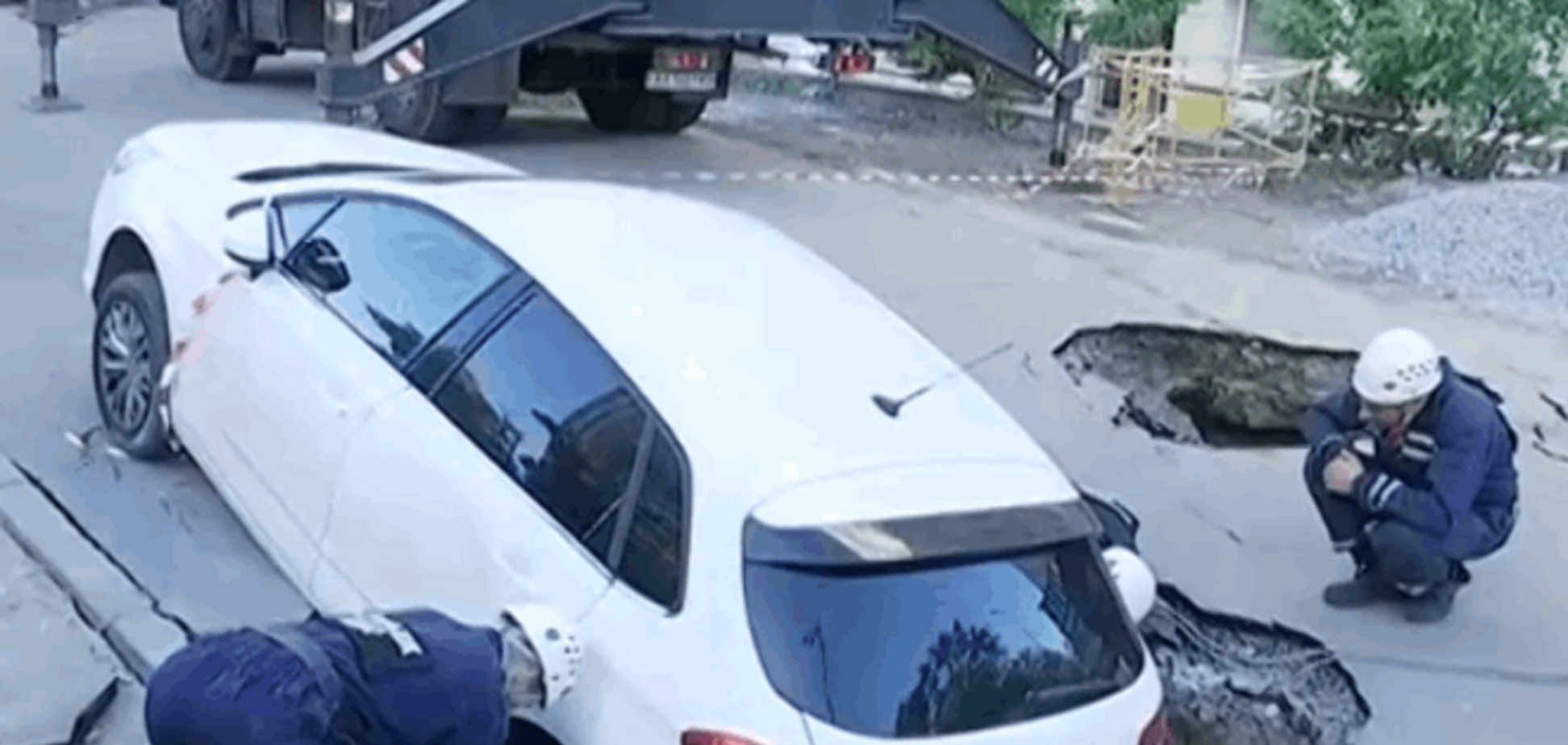 Новый провал: в Киеве машина внезапно ушла под асфальт