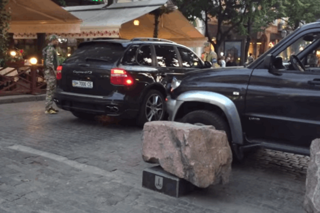 В Одесі ресторатор таранив своїм Porsche пішоходів: відеофакт