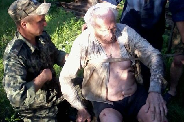 На Киевщине пенсионер провалился в 6-метровый колодец и выжил: фотофакт