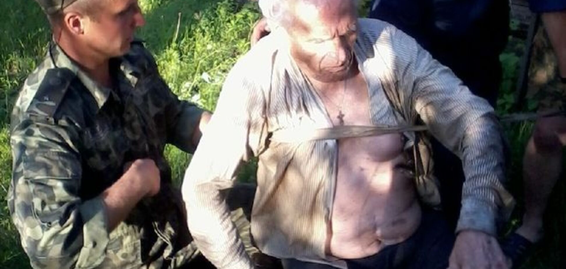 На Киевщине пенсионер провалился в 6-метровый колодец и выжил: фотофакт