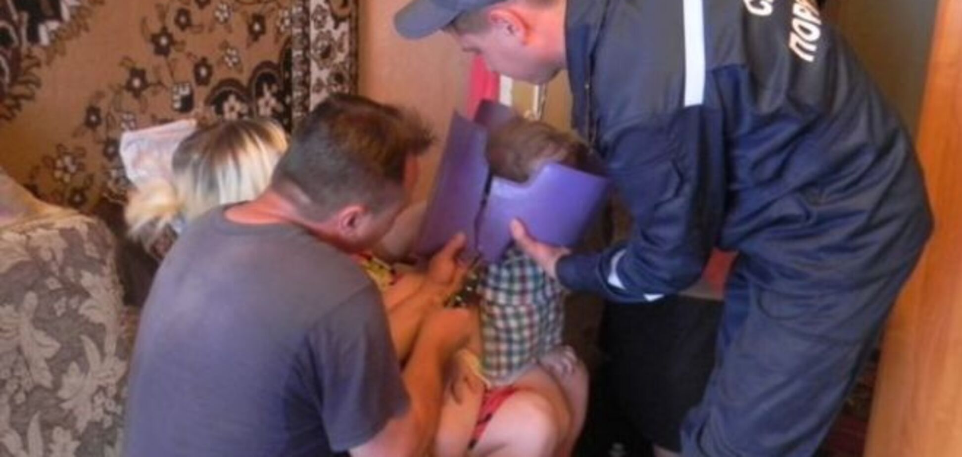 На Херсонщине 2-летний 'испытатель' застрял головой в горшке: фото спасения 'заложника'