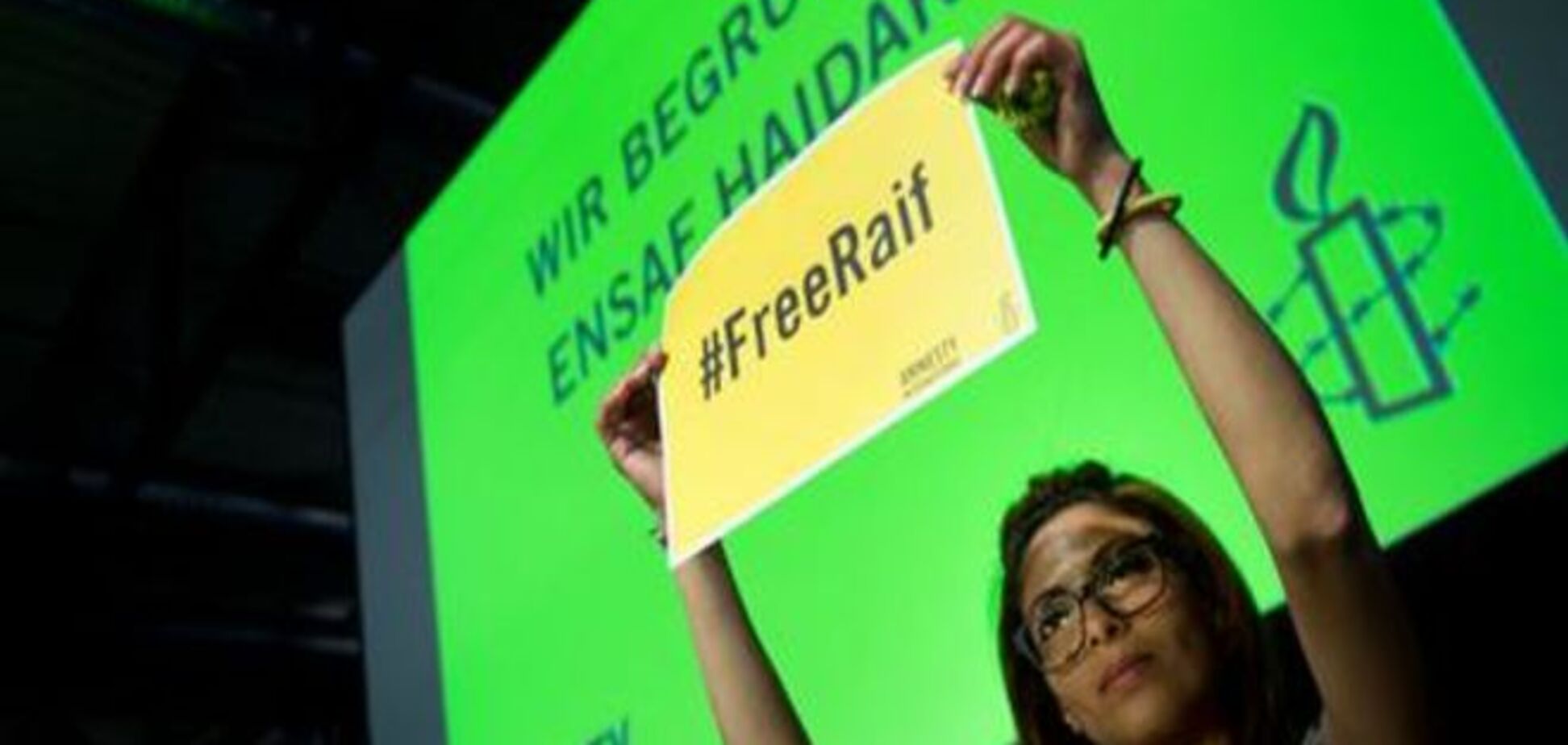 Amnesty International призвала освободить саудовского блогера Раифа Бадави