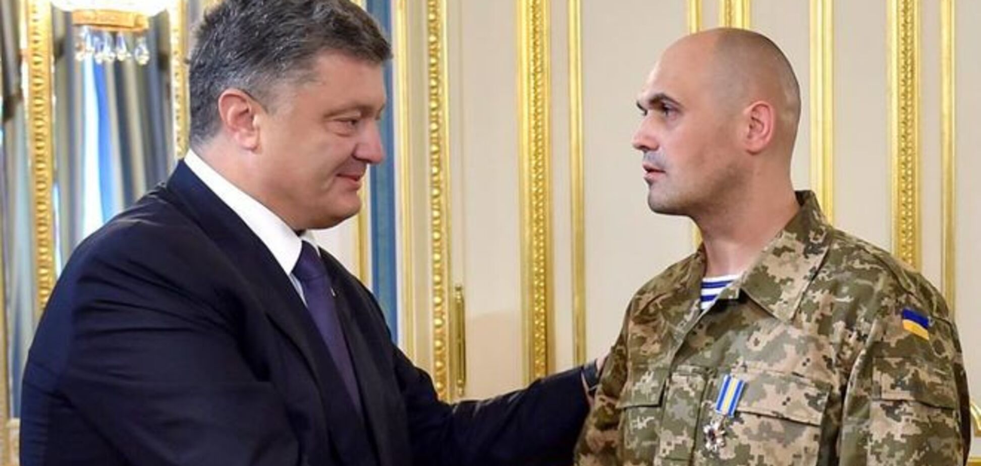Мы своих не бросаем! Порошенко наградил освобожденного из плена 'киборга' Кузьминых орденом 'За мужество': трогательные фото
