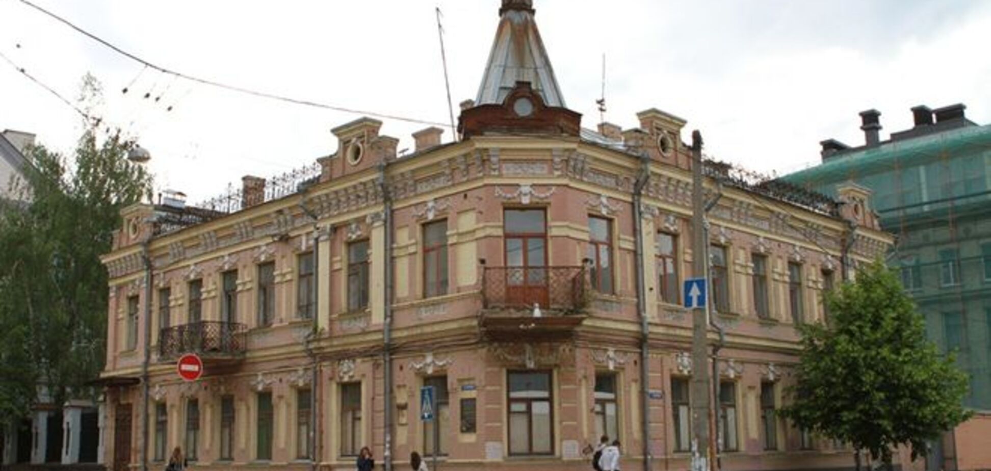 Прогулки по Киеву: улица известных писателей и богачей