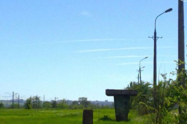 В небе над Мариуполем засняли следы от четырех неизвестных самолетов: фотофакт