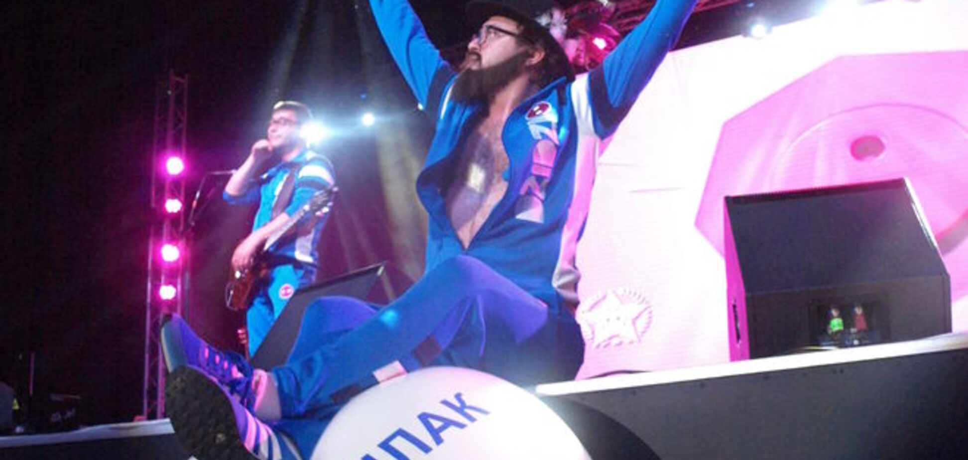 Весело и с матерком: Дзидзьо рассказал о музыке и политике