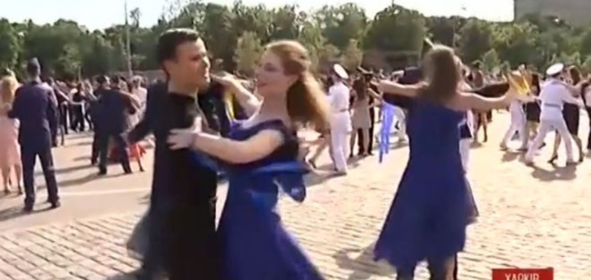 Танцуют все! В Харькове одновременно вальсировали 1500 пар. Видеофакт