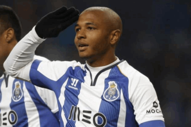 Промах года. Футболист 'Порту' невероятно не попал в пустые ворота: видео курьеза