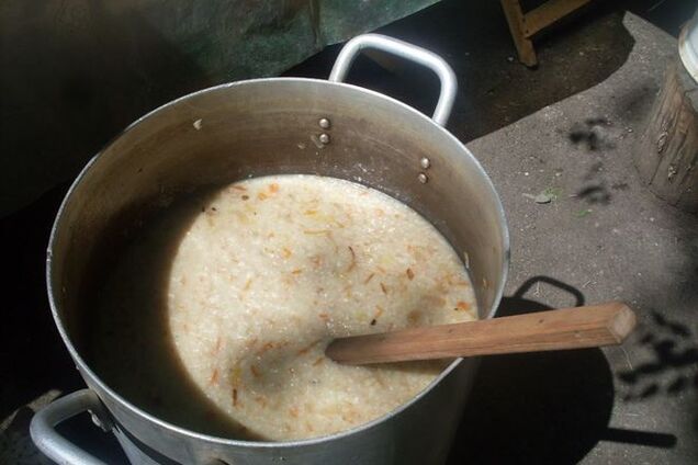 Голодающие Луганска. Очередь за бесплатной кашей не уменьшается: фотофакт