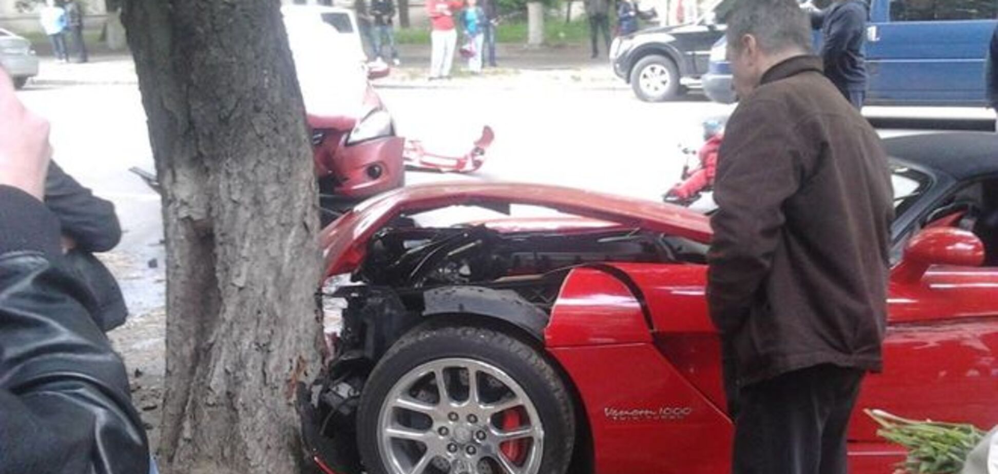 Киевлянин разбил элитный спорткар за $200 тысяч, врезавшись в каштан