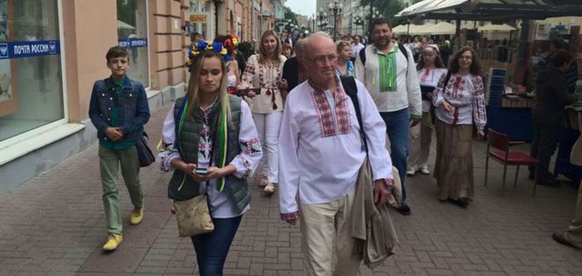Уважили Украину! В центре Москвы прошел парад вышиванок