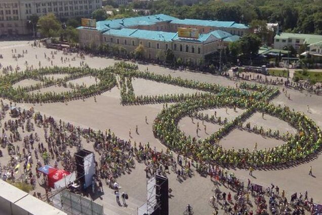 В Харькове создали гигантский 'живой велосипед': фото рекорда