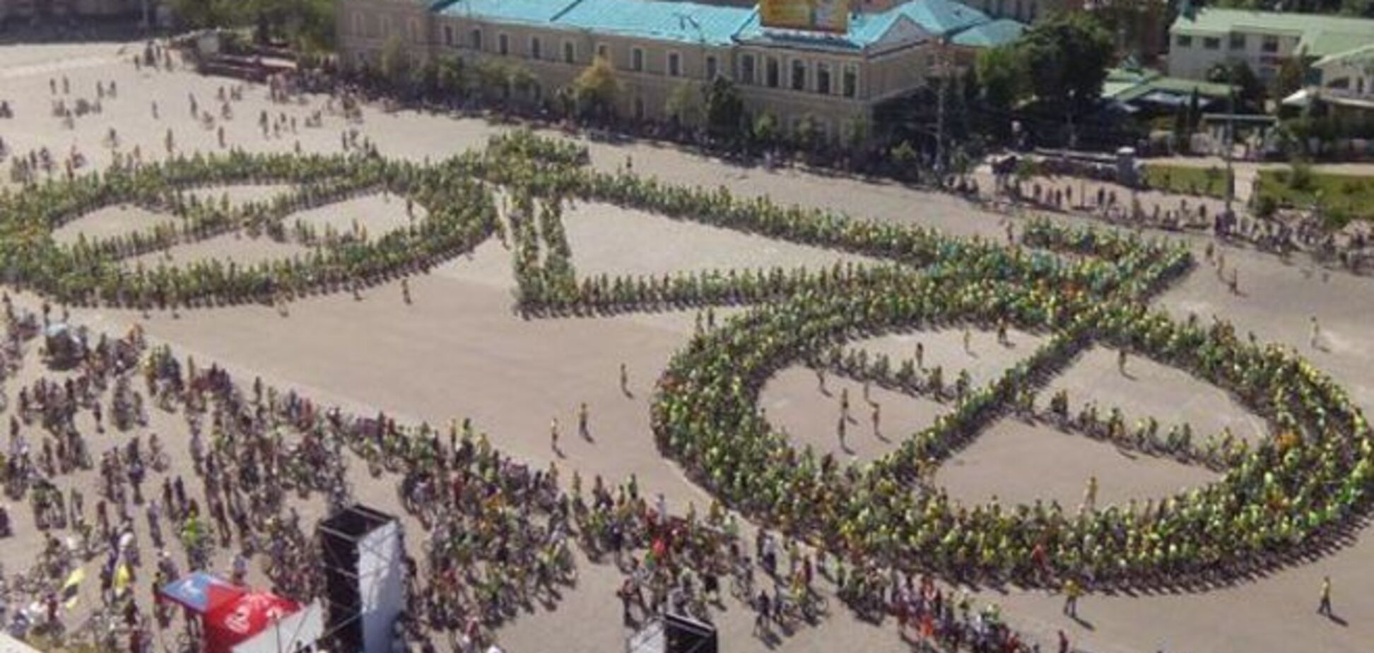 В Харькове создали гигантский 'живой велосипед': фото рекорда