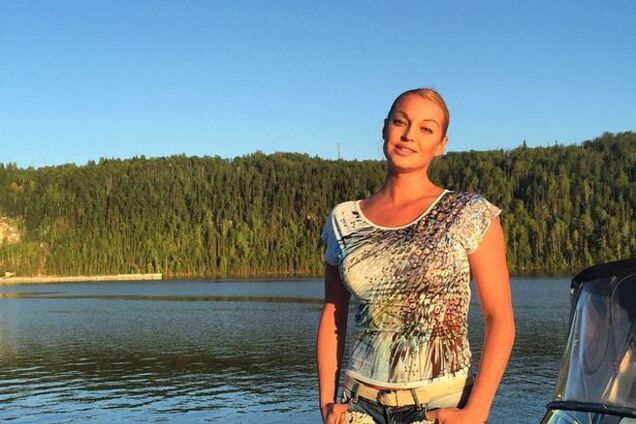 Анастасия Волочкова эротично растянулась среди берез