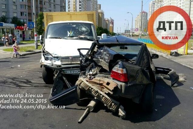 В Киеве 'ГАЗель' смяла иномарку на перекрестке: есть пострадавшие