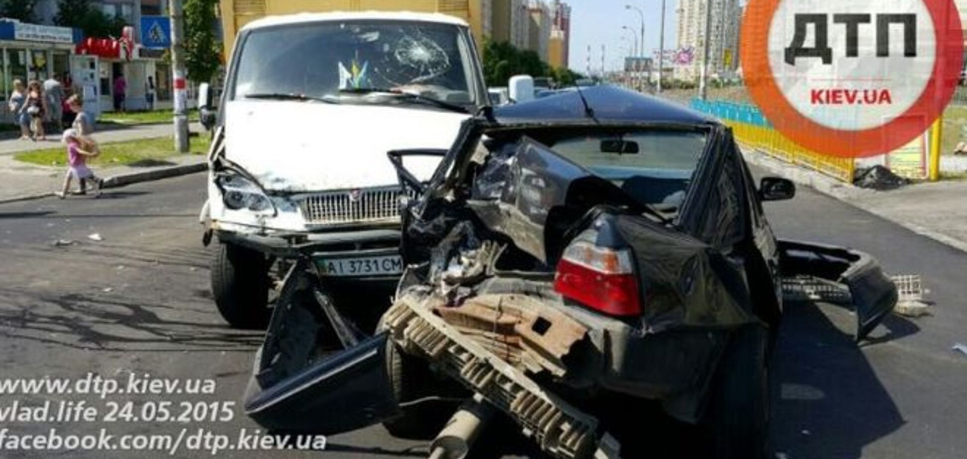 В Киеве 'ГАЗель' смяла иномарку на перекрестке: есть пострадавшие