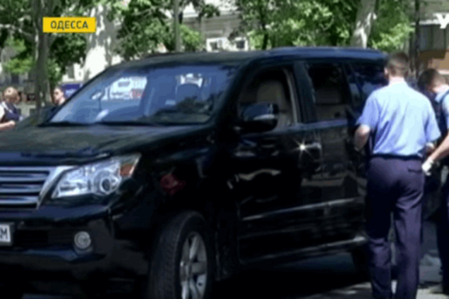 В центре Одессы ограбили водителя прямо за рулем 'Лексуса'