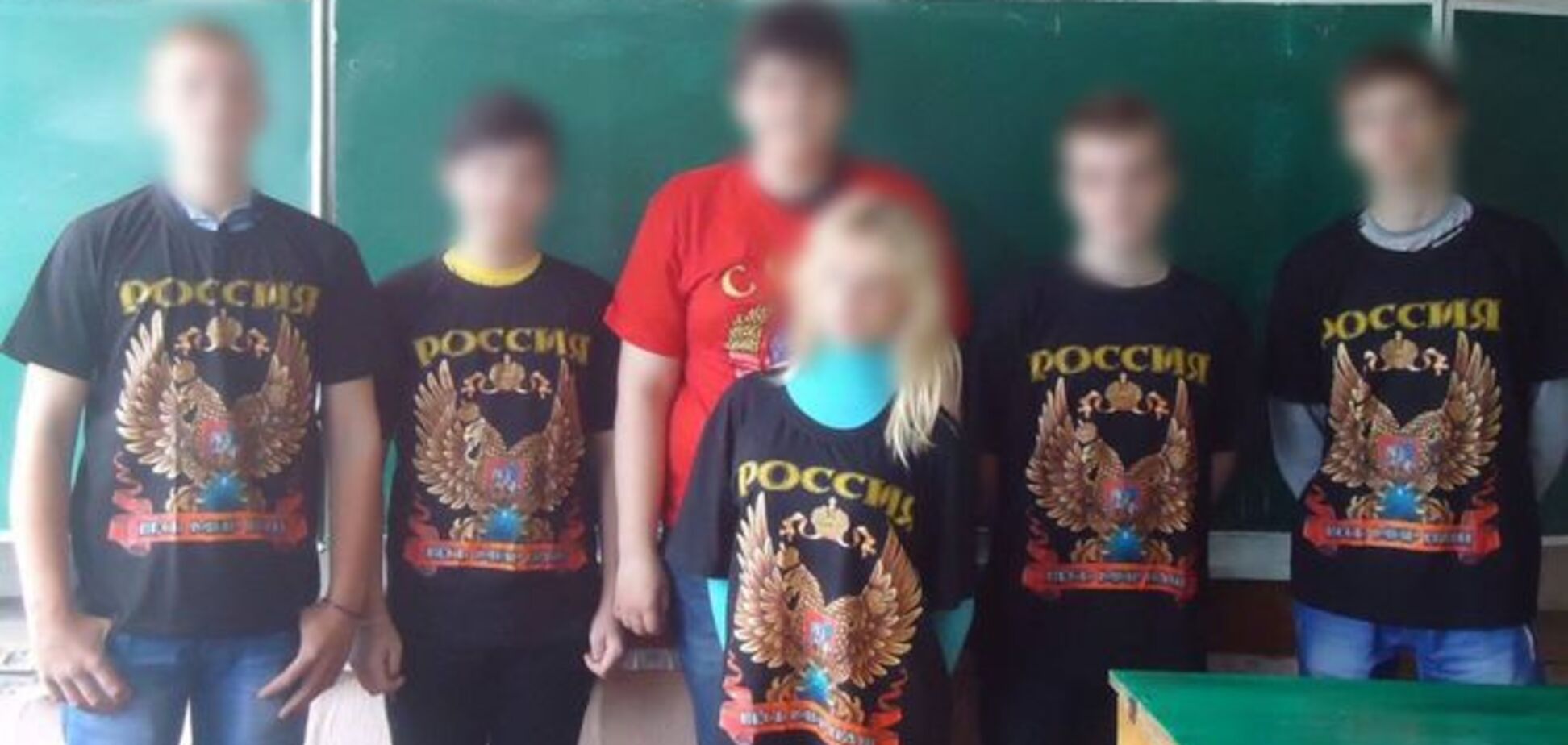 'Весь мир наш': российский 'гумконвой' одел детей в футболки с пропагандой. Фотофакт