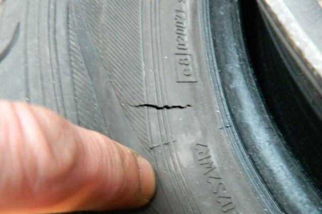 В Киеве клиентам банка пробивали колеса, а потом грабили