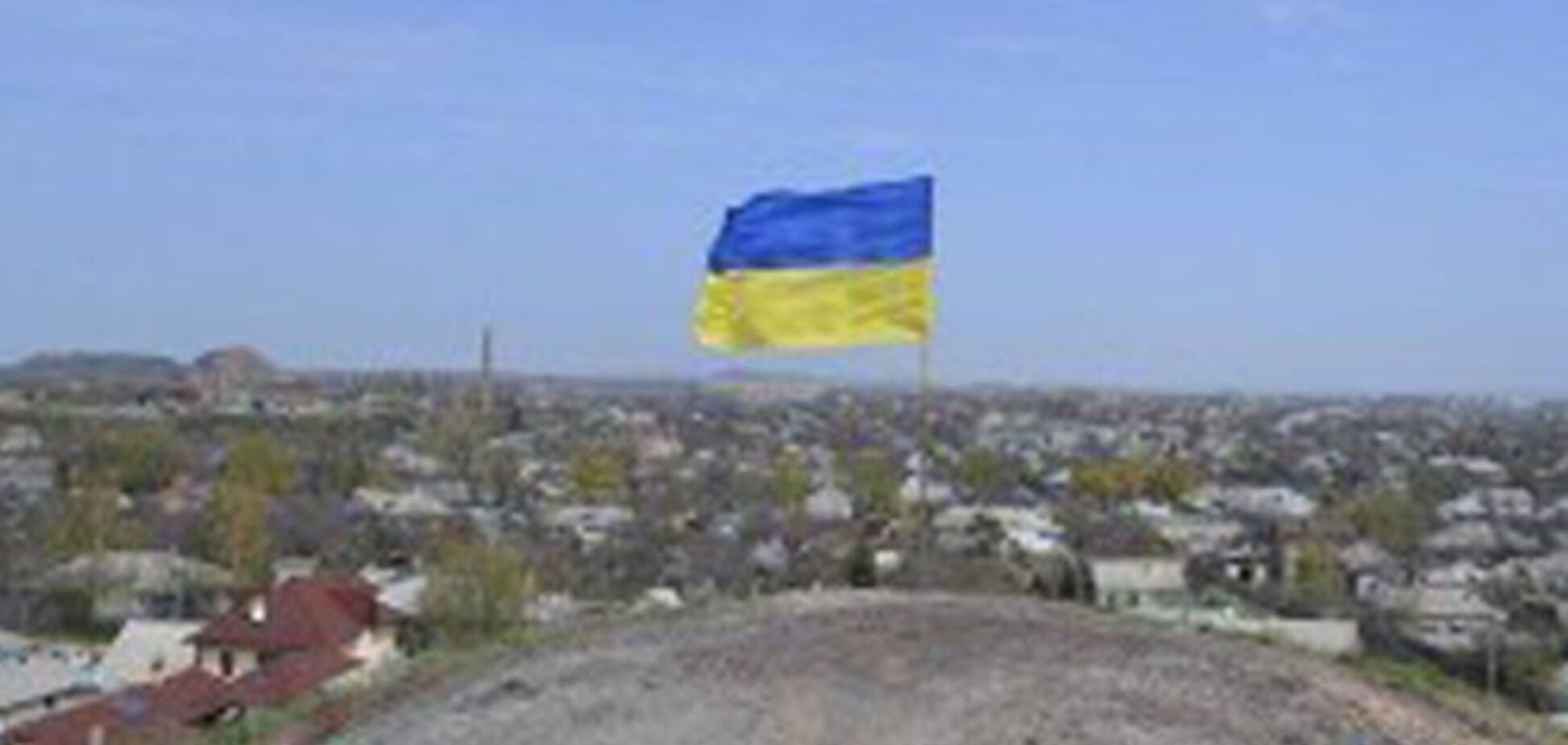 В центре Луганска под носом у террористов вывесили флаг Украины: фотофакт