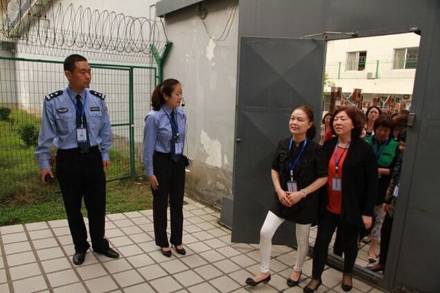 Профилактика коррупции по-китайски: чиновников с семьями на день закрыли в тюрьме