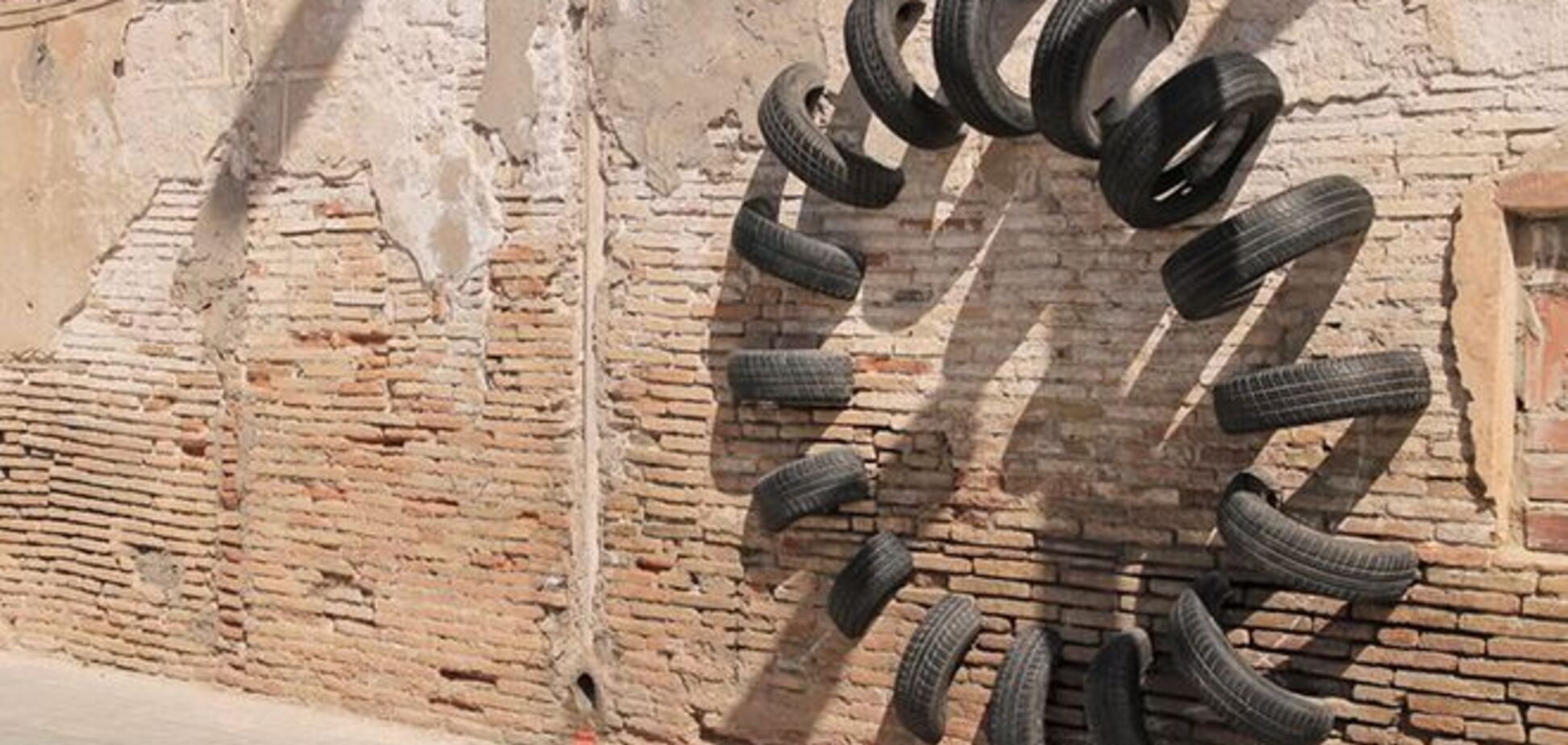 Современное искусство: Барселону заполнили 'гуляющие шины'