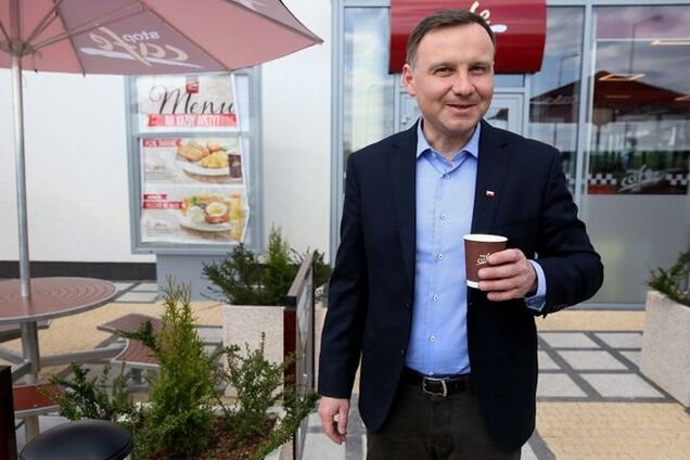 Первый день после победы на выборах Дуда начал с раздачи кофе у метро: фотофакт