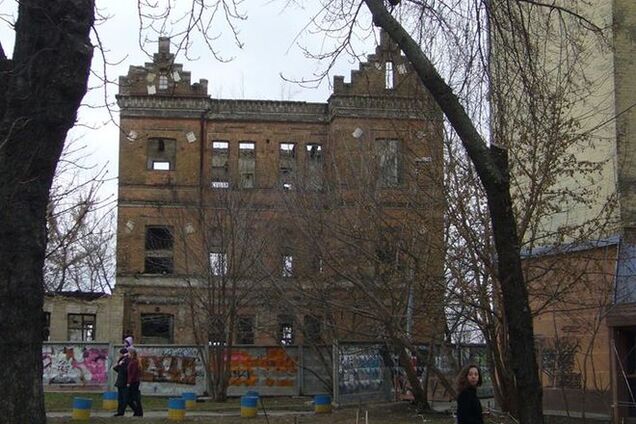 Киевлянин 'прославил' памятник городской бесхозяйственности