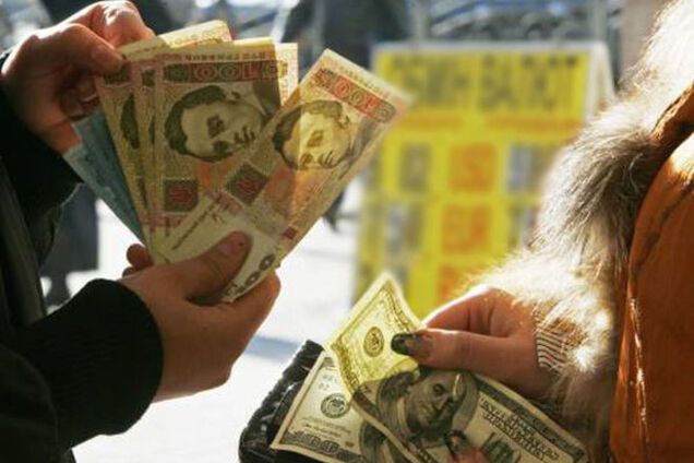 Украинцам валюта стала не по карману