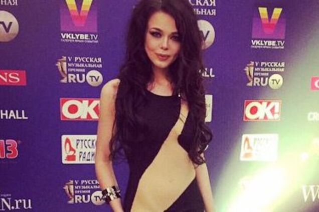 Берет пример с Ани Лорак! Алина Гросу дефилировала на красной дорожке в Москве