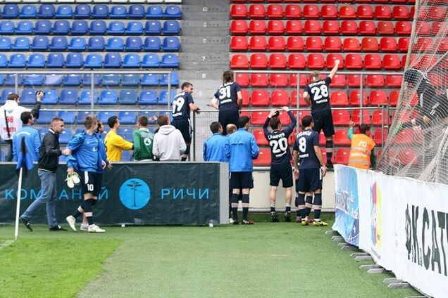 Российские футболисты вылезли на забор, чтобы поблагодарить фанатов