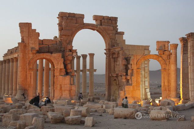 Сирия бомбит с воздуха древнюю Пальмиру, захваченную террористами 'ИГ'