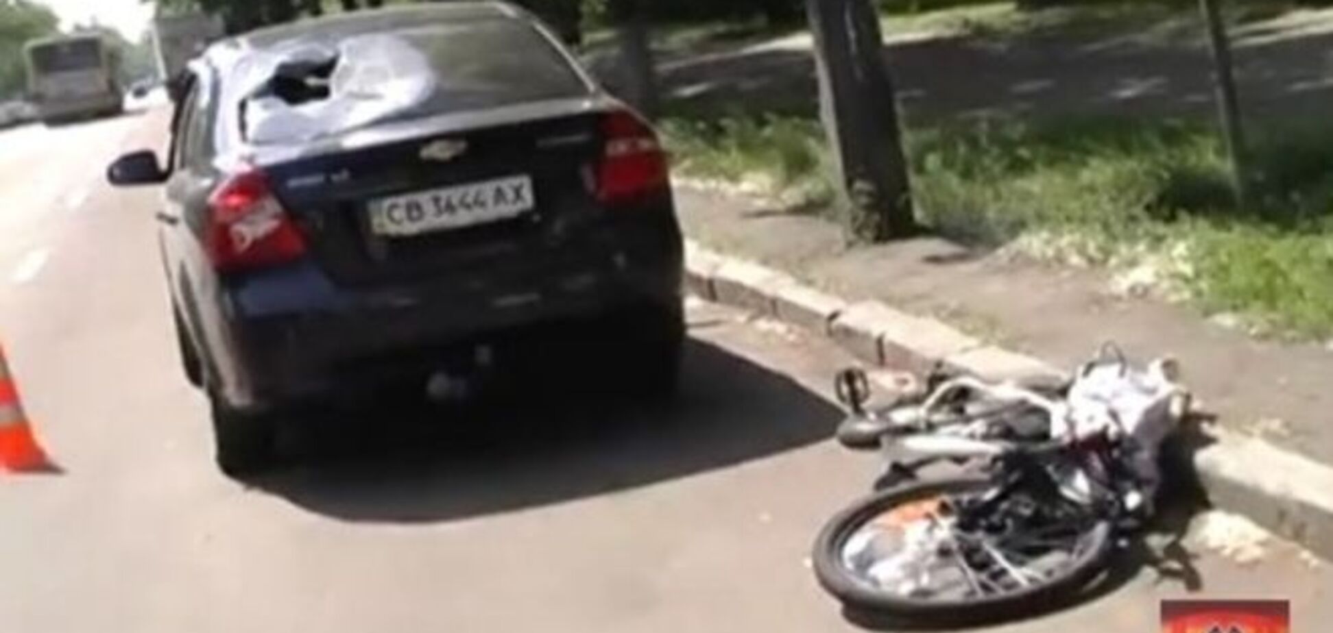 В Киеве велосипедист врезался головой в припаркованный автомобиль