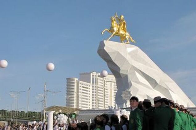 Путину на заметку: в Туркменистане установили 20-метрового позолоченного президента