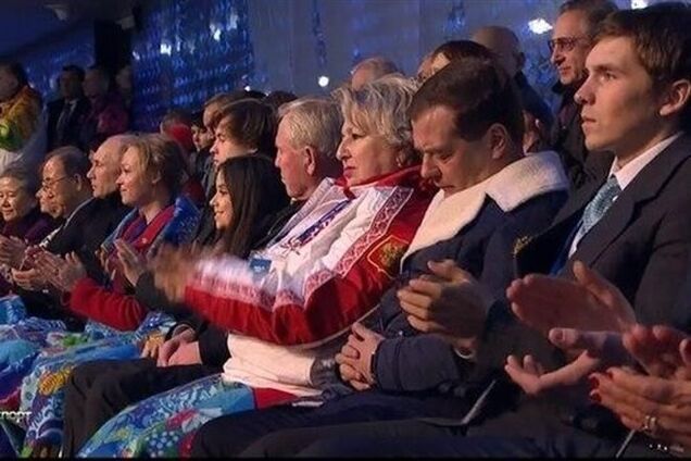 Медведев заказал себе аппарат 'Соня', чтобы спать 4 часа в сутки