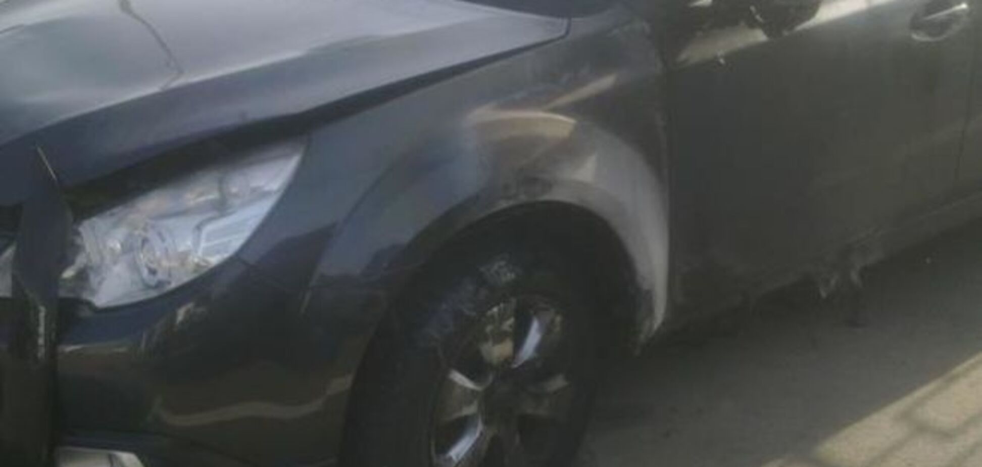 В Киеве возле высотки горел автомобиль