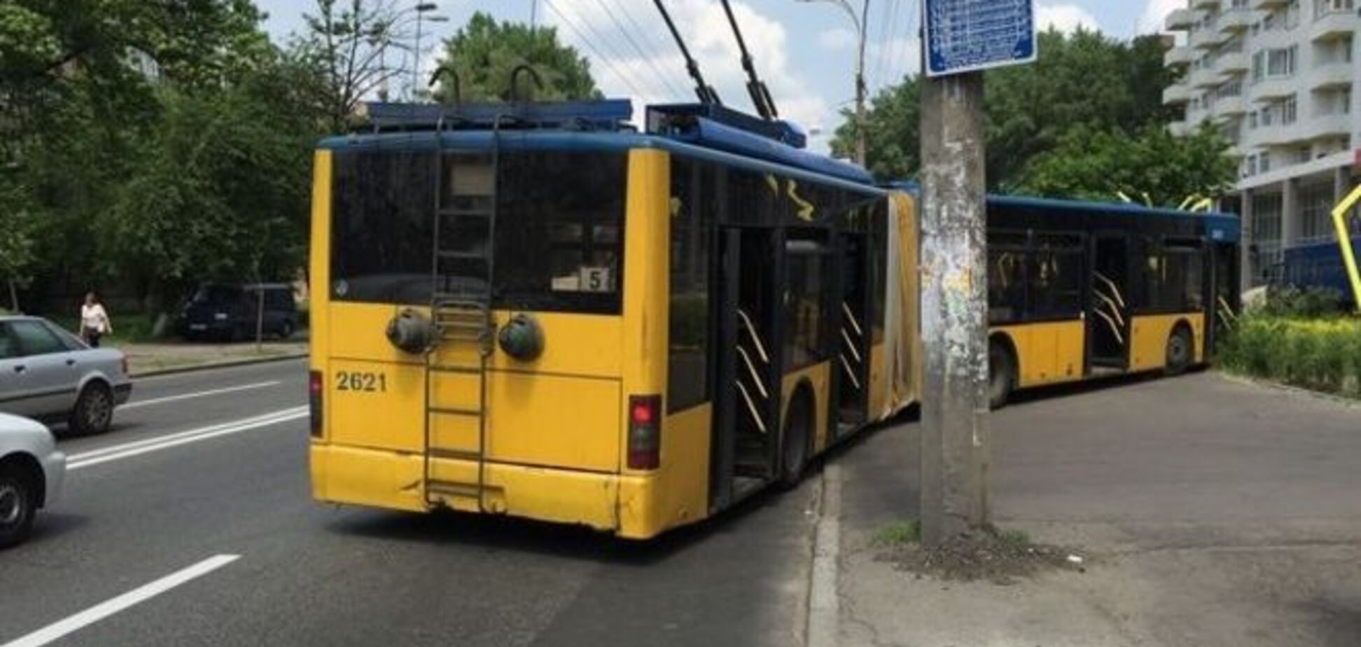 В Киеве троллейбус оказался на тротуаре: фотофакт