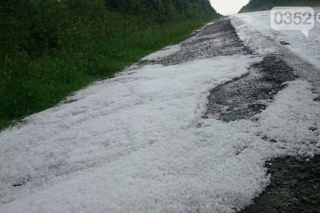 На Тернопольщине выпал град размером с грецкий орех: фотофакт