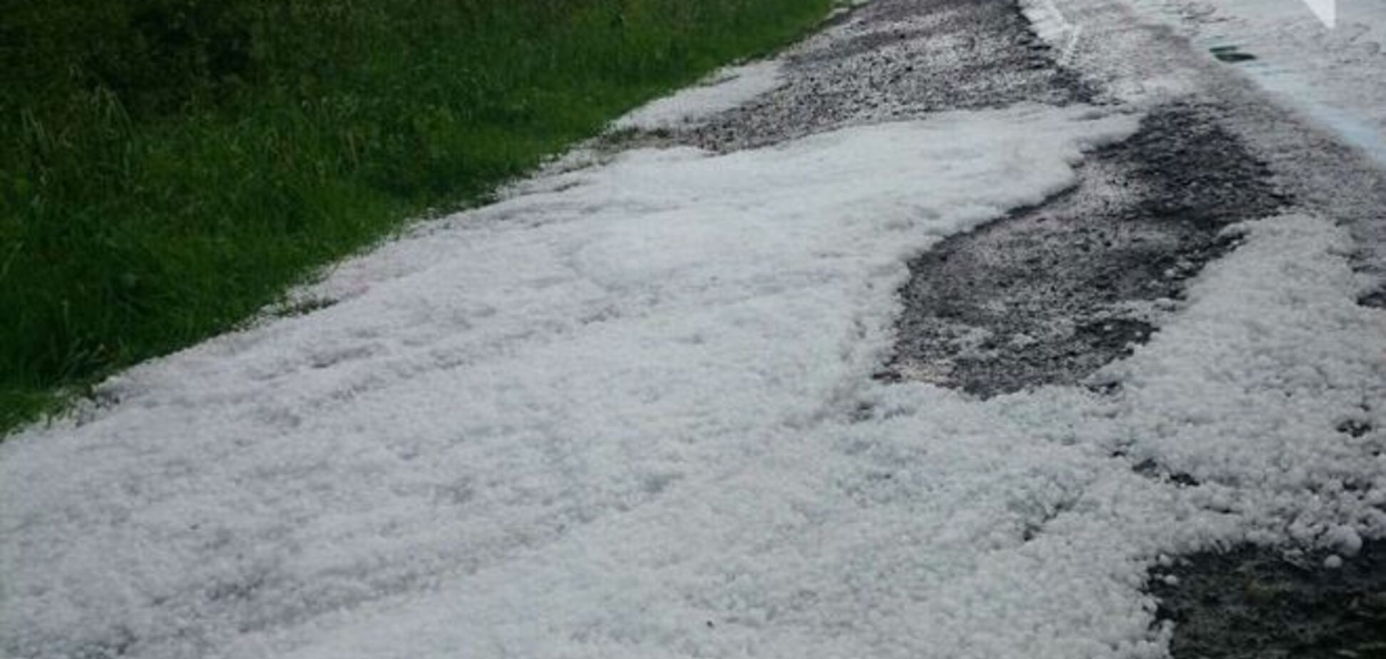 На Тернопольщине выпал град размером с грецкий орех: фотофакт