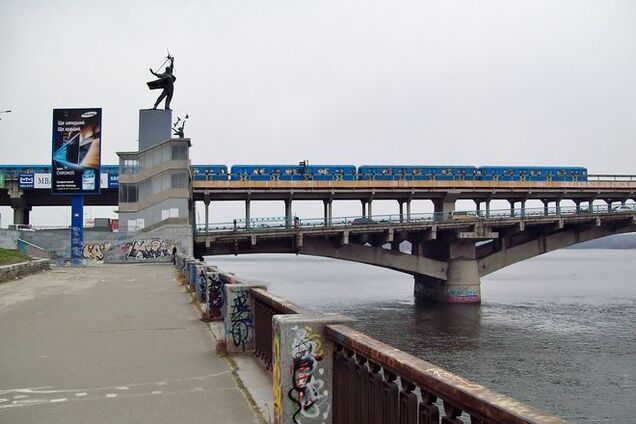 В Киеве на станции метро нашли подозрительную коробку