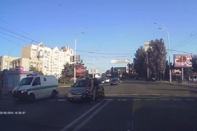 В Киеве странный велосипедист выскочил на красный и протаранил автомобиль: видеофакт