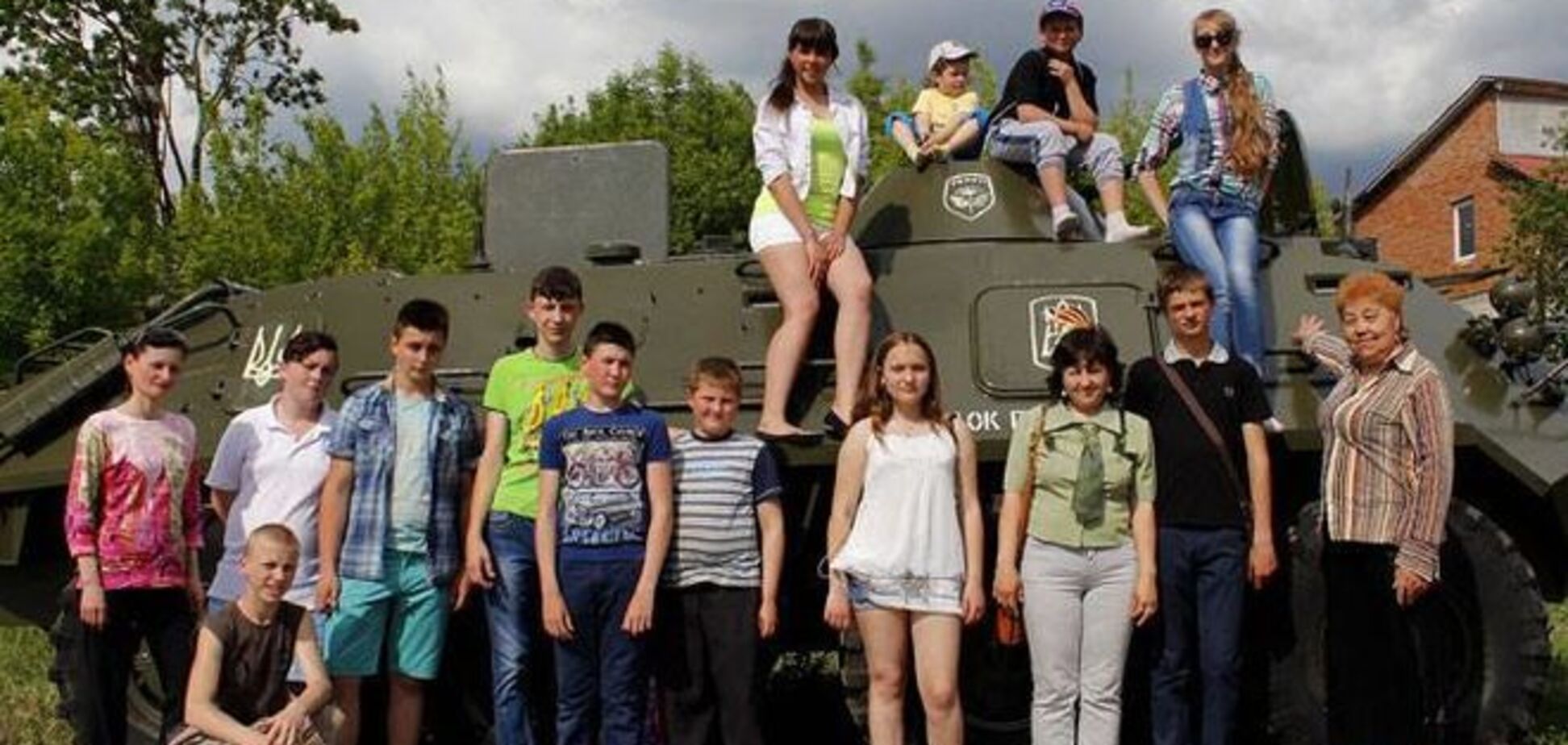 'Броневолонтеры' отправили разрисованный школьниками БТР в зону АТО: фотофакт