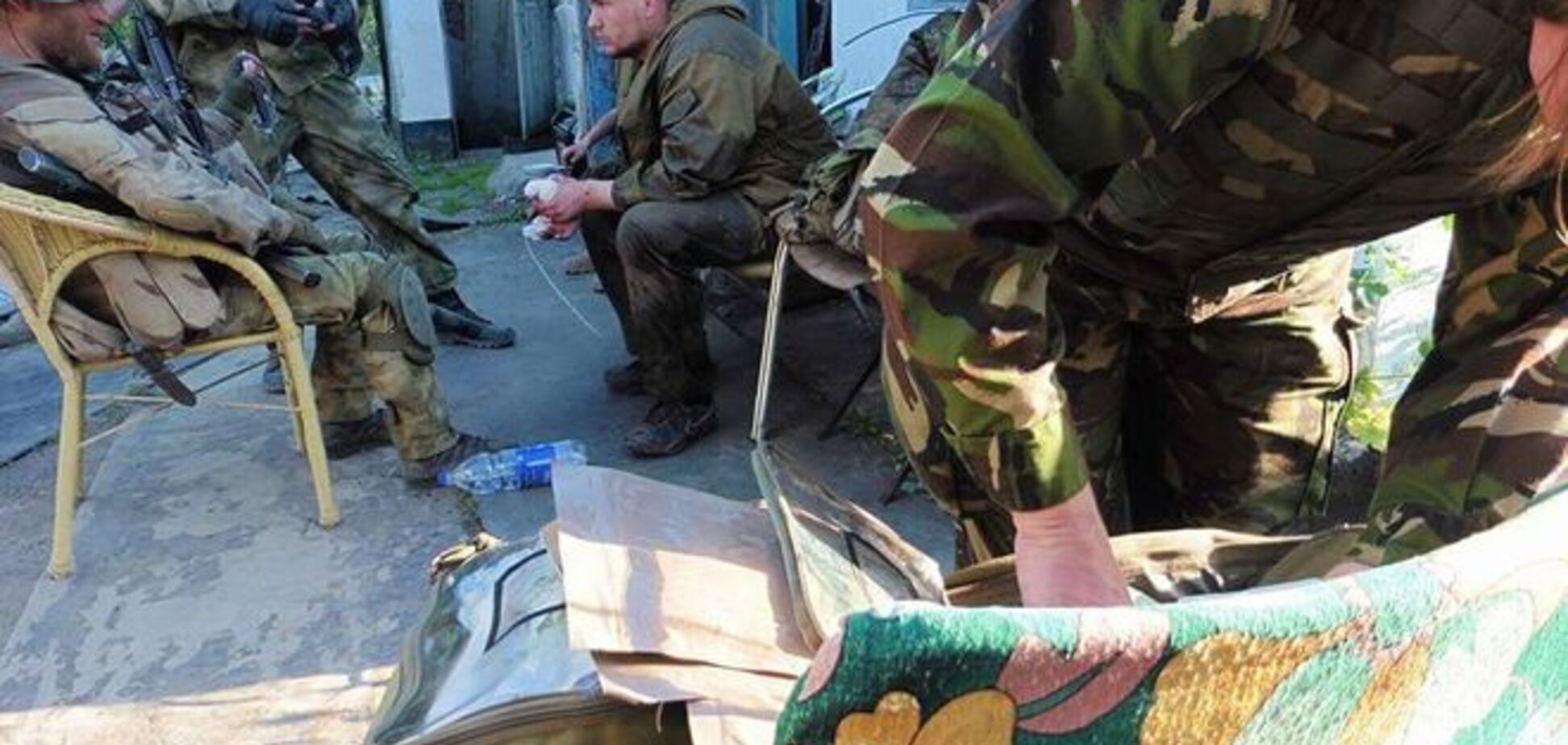 В Песках бойцы АТО захватили в плен сына главаря террористов: фотофакт