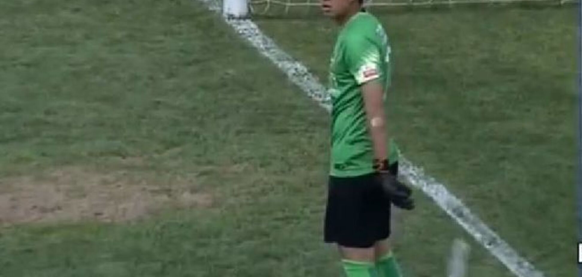 Попил водички: вратарь стал посмешищем, пропустив дичайший гол