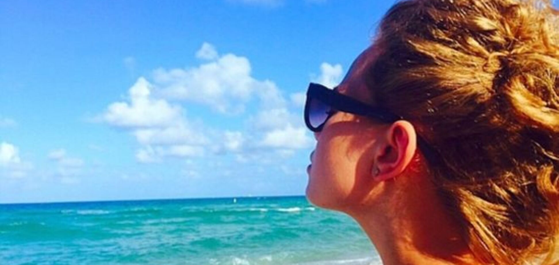 Яна Соломко показала округлившийся животик на берегу океана