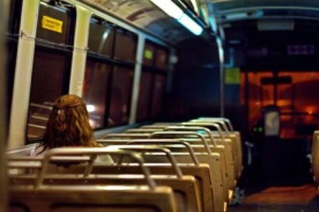 В киевском ночном троллейбусе пьяный хулиган жестоко избил журналистку